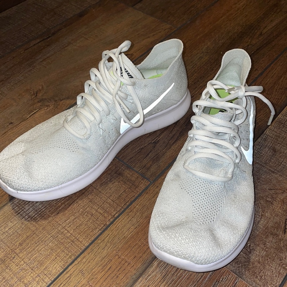 white nike flyknits